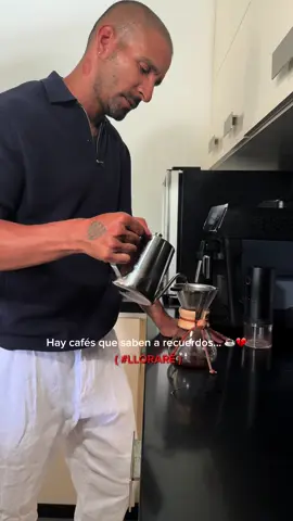 Ese café sabe a ti… y a todo lo que nos  duele olvidarte. Si alguna vez tu café también te trajo su recuerdo, súbelo con #Lloraré y me cuentan su historia 🫶🏼 #PipeCalderon #TikTokLatino #FYP #clasicos #romantico #tusrecuerdossonmidios 