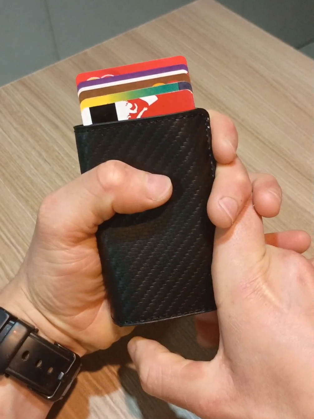 A carteira que todo Homem moderno precisa 🔥🔥 #carteiramasculina #carteiradefibradecarbono #carteiraantifurto #estilomasculino #dicasdecompras 