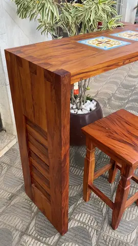 Bancada rústica de peroba rosa com banquetas🪵                                   Feita sob medida,madeira de verdade para durar décadas.                    Você colocaria na cozinha ou na área gourmet?🤔😁                                 #moveisrusticos #perobarosa #decoração #decoraciondeinteriores 