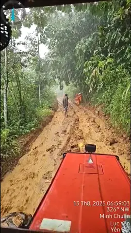 Nắng có thể vượt nhưng mưa thế này thì ko vượt được rồi, người cần lên ko được đất đá cứ thi nhau đùn xuống #500kvVinhYenLaoCai #dienvietnam #truyentaidien 