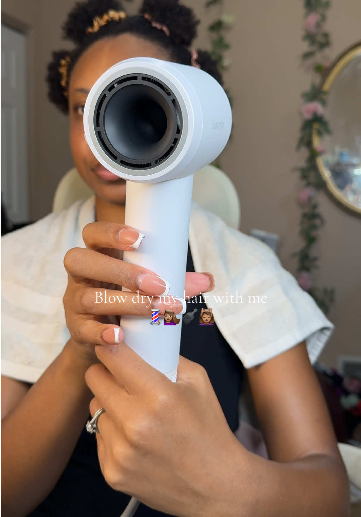 The fact that the attachments are magnet made it EVEN BETTER 😍 #4chair #naturalhairjourney #blowdryer #breezellehairdryer #dominicanblowout  @Breezelle 