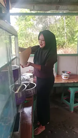 nona nasi kuning, judulnya 😄😄😄