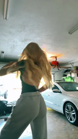 baby girl shake that #dance #fyp #comment #viral @kru_hutchison 