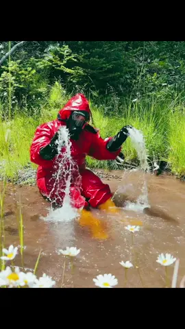 Best way to cool off on a hot day!💦☀️🖤 #gasmask #gasmaskgirl #hazmat #hazmatgirl 