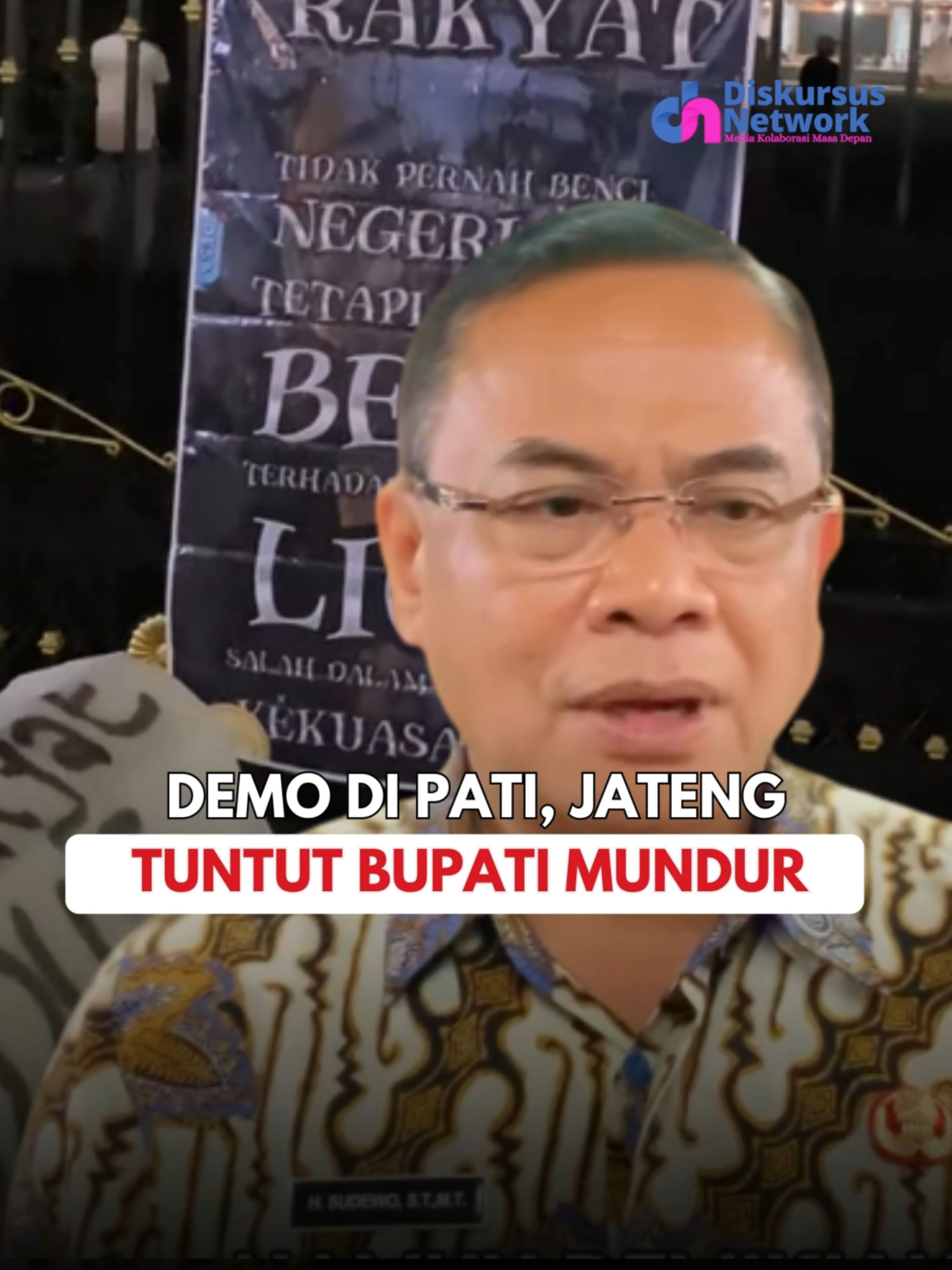 Kebijakan Bupati Pati, Sudewo, berencana menaikkan pajak bumi dan bangunan Pedesaan dan Perkotaan (PBB-P2) sebesar 250 persen dan juga sikap yang diduga ingin menantang warganya saat demonstrasi memicu kemarahan publik.  Ribuan warga sudah berkumpul di Alun-Alun dan halaman Pendopo sejak Selasa malam. Massa berkumpul dan menuntut Bupati Sudewo mundur “secara ksatria” atau dilengserkan oleh masyarakat. 2.684 personel gabungan, termasuk dari Polda dan TNI disiagakan di lokasi.   #demo #pati #sudewo #demonstrasi #massa #alun-alun
