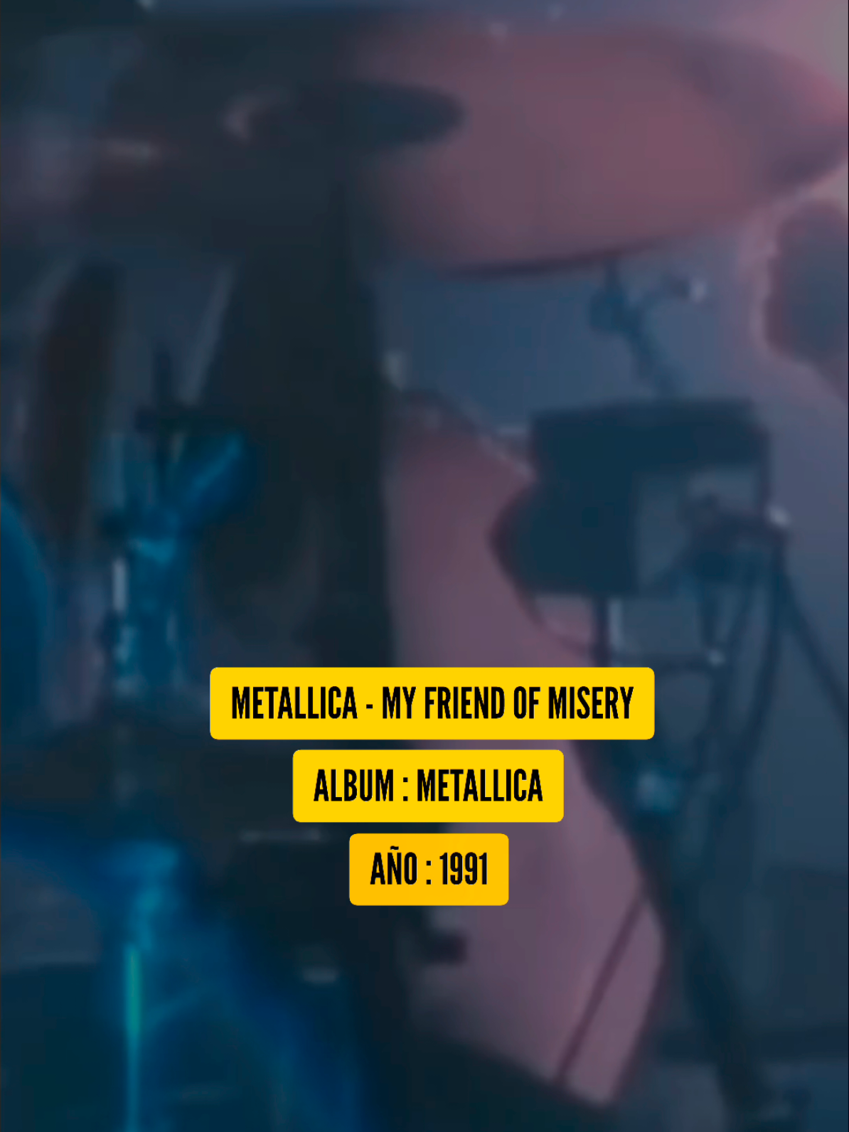 Hoy celebramos el cumpleaños del legendario Álbum Negro de Metallica, y el tema que vamos a reseñar es My Friend of Misery, una canción sombría, introspectiva y cargada de melancolía que habla sobre el peso emocional que algunos cargan, la incomprensión, y cómo la miseria se convierte en compañía. Este tema forma parte del disco Metallica (1991), conocido como el Álbum Negro, una obra que marcó un antes y un después en la historia del metal. Con una producción más pulida y accesible, el disco llevó a Metallica a la cima mundial, sin perder la fuerza ni la oscuridad que los caracteriza. My Friend of Misery, originalmente pensada como instrumental, destaca por su atmósfera densa y su bajo hipnótico, mostrando el lado más vulnerable y reflexivo de la banda. Este álbum redefinió el metal para una nueva generación y sigue siendo una referencia obligada en el género. @metallica  #Metallica #BlackAlbum #MyFriendOfMisery #TraduccionDeLetras #RockEnEspañol 