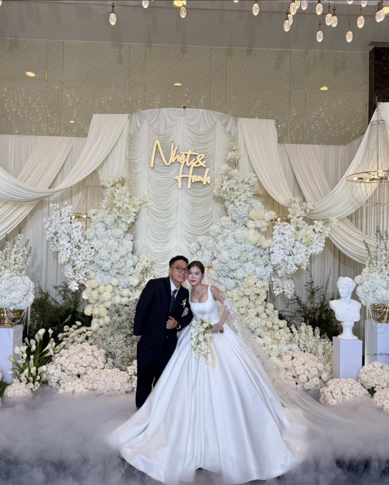 Những  tấm vải lụa  uyển chuyển kết hợp với hoa lá   #cuoi #wedding #bienhoa #TFlowersbienhoa #erosluxury  