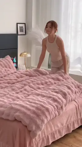 Nỉ lông chồn chưa bao giờ ngừng hot, sáng tạo mới với màu loang ombre độc lạ và cuốn hút Sản phẩm với chất lượng tuyệt vời, không rụng lông, không bai dão, không phai màu sau nhiều lần giặt Chất liệu: nỉ lông chồn mềm mại, mật độ lông dày dặn giúp giữ nhiệt tốt cho giấc ngủ sâu hơn 
️Ra mắt đầu vụ thu đông năm nay, với chất liệu lông cải tiến vượt bậc sẽ không làm các tín đồ chăn ga phải thất vọng.
️Nỉ mịn, lông mượt mềm đem lại cảm giác cực kỳ thoải mái dễ chịu cho người sử dụng, đặc biệt giữ ấm siêu tốt, thiết kế hiện đại bắt mắt sẽ là 1 trong những sự lựa chọn hàng đầu của mỗi gia đình. 
️Set 4 món: -02 vỏ gối nằm -01 vỏ chăn -01 ga trải giường. A1 A7 A14 A48 #Chăn_ga_gối #Đẹp #Xinh #Cao_Cấp #Cưới #Về_một_nhà #Tân_gia #nhà_mới #Tặng_biếu #Chăn_ga_gối_cao_cấp #nhập_khẩu #mịn #mát #memminbedding #memminbedding_luxury #memminbedding #bedding #changagoidem #decorphongngu #setchanga #changacaocap #bochanga #tencel #changatencel #