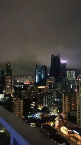 ✨ Vino tinto, agua de mar y una aurora boreal... Arcángel nos pintó un paisaje que no se olvida 🌌🍷 #Arcangel #Reggaeton #AuroraBoreal #VinoTinto 