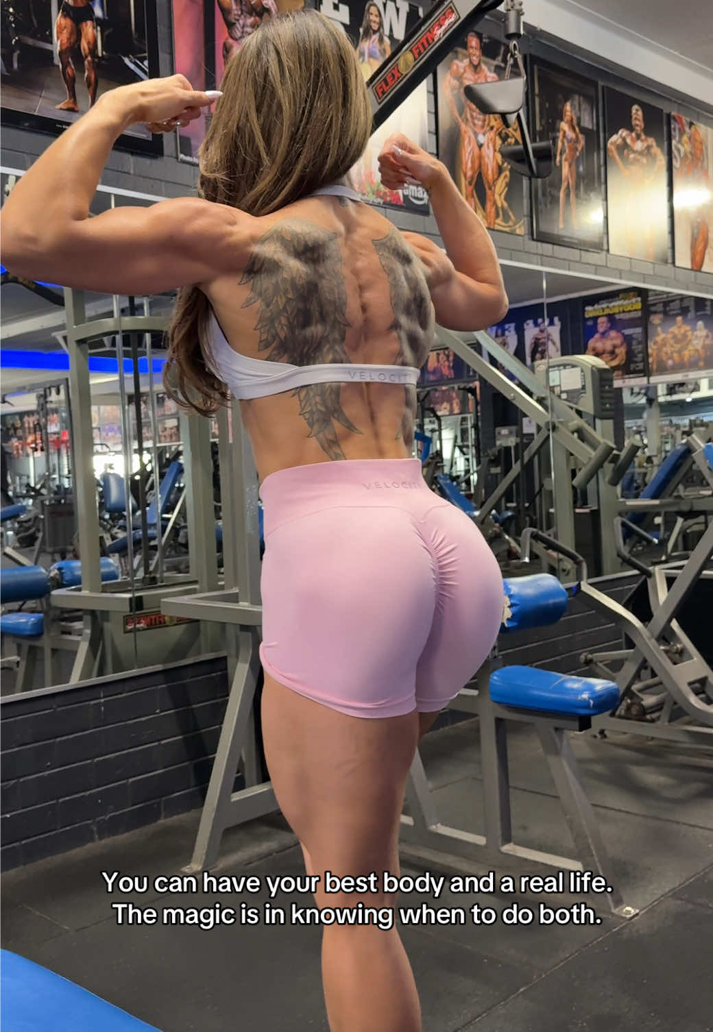 What your favourite influencers actually look like 😂🩷 #beforeandafter #ifbbpro #compprep #abs #gym