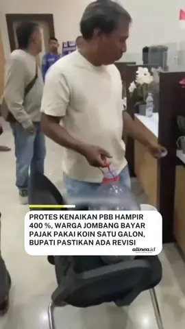 Kenaikan Pajak Bumi dan Bangunan Perdesaan dan Perkotaan (PBB-P2) di Kabupaten Jombang, Jawa Timur hingga ratusan persen menuai gelombang protes warga. Salah satunya dilakukan Fattah Rochim, warga Desa Pulolor, Kecamatan Jombang, yang membayar pajak menggunakan satu galon penuh uang koin. Fattah mengaku PBB-P2 rumahnya melonjak dari sekitar Rp400 ribu pada 2023 menjadi Rp1,2 juta di 2024, dan kembali naik menjadi Rp1,3 juta pada 2025. Tak hanya itu, ia juga dikenakan denda 1 persen per bulan, membuat total tagihan melebihi Rp2,5 juta. “Ini uang dari celengan anak saya sejak SMP. Saya pakai karena sudah tidak punya uang lagi,” ujarnya, Senin (11/8/2025), di Kantor Badan Pendapatan Daerah (Bapenda) Jombang. Fattah menilai kenaikan tersebut memberatkan, apalagi menurutnya tidak ada sosialisasi jelas dari pemerintah. Ia menyebut ada sekitar 5.000 warga yang sudah mengajukan keberatan ke Bapenda Jombang. Menanggapi protes tersebut, Bupati Jombang, Warsubi mempersilakan warga yang keberatan mengajukan revisi ke Bapenda. Pihaknya telah membentuk tim khusus untuk memproses keberatan secara cepat, transparan, dan profesional. Warsubi juga memastikan telah mengeluarkan sejumlah kebijakan pro rakyat, antara lain penghapusan denda pajak hingga 31 Desember 2025, diskon BPHTB hingga 35%, serta pembebasan BPHTB bagi masyarakat berpenghasilan rendah yang memenuhi syarat. “Pendataan ulang PBB-P2 sudah kami minta dilakukan agar pajak adil bagi semua pihak. Dalam revisi perda mendatang, tahun 2026 tidak akan ada kenaikan tarif PBB-P2,” tegasnya. Kepala Bapenda Jombang Hartono menjelaskan, dari sekitar 700 ribu Surat Pemberitahuan Pajak Terutang (SPPT), separuh mengalami kenaikan PBB-P2, separuh lainnya justru turun. Kenaikan tajam, kata dia, terjadi pada objek pajak yang NJOP-nya tidak pernah diperbarui bertahun-tahun. Gelombang protes ini juga membawa tuntutan revisi Peraturan Bupati Jombang Nomor 51 Tahun 2024 yang dinilai memicu kenaikan NJOP dan PBB-P2, bahkan pada musala dan tanah wakaf. #Jombang #PBBP2 #PajakNaik #BeritaJombang #PajakAdil 
