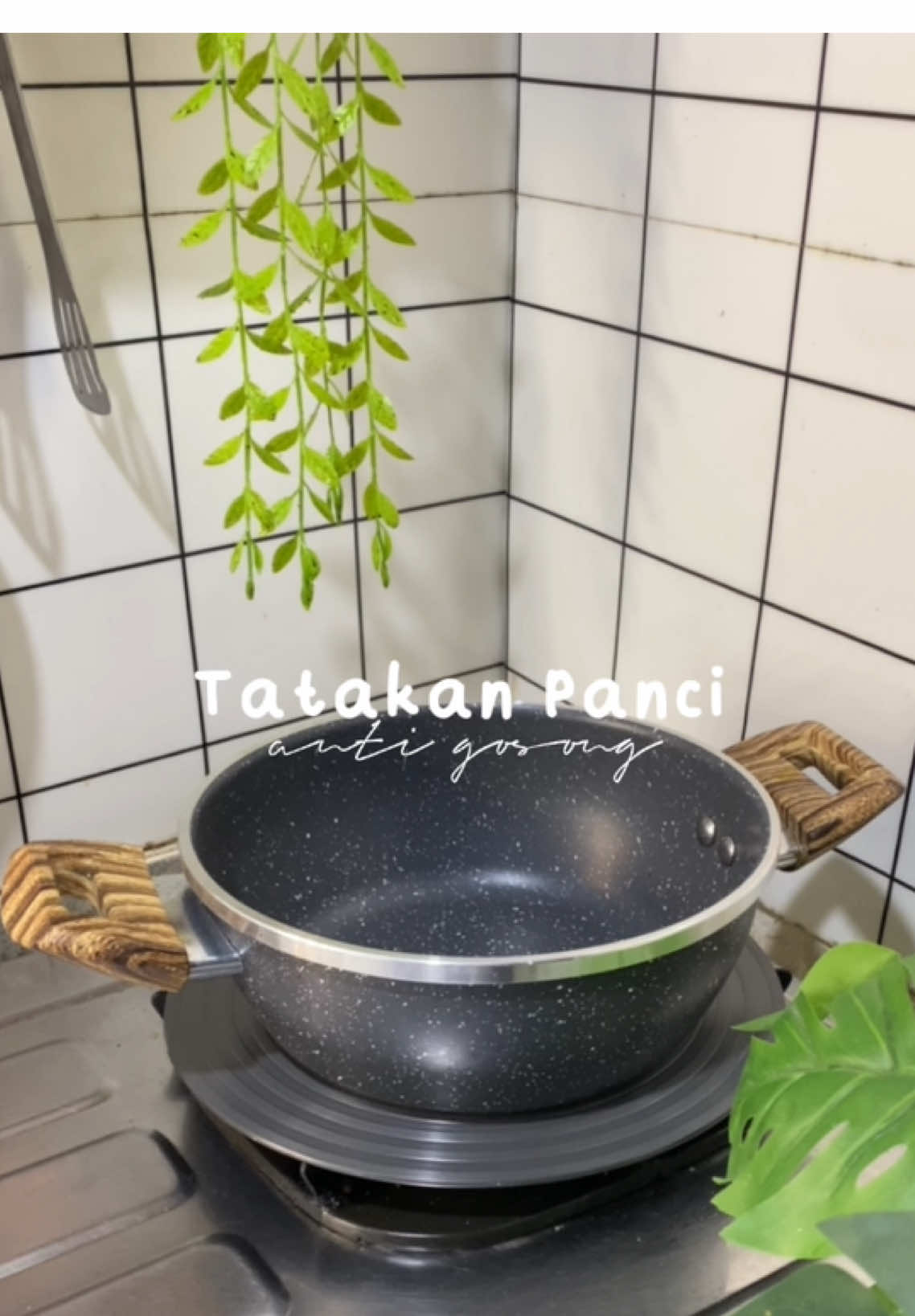 sayang banget gaksih kalau udah punya panci2 aesthetic warna2 gemes tapi bawahnya gosong❓ solusinya wajib banget punya ini guyss, belinya di keranjang kuning yes✨ #alaspanci #tatakanpanci #tatakanpanciantigosong 