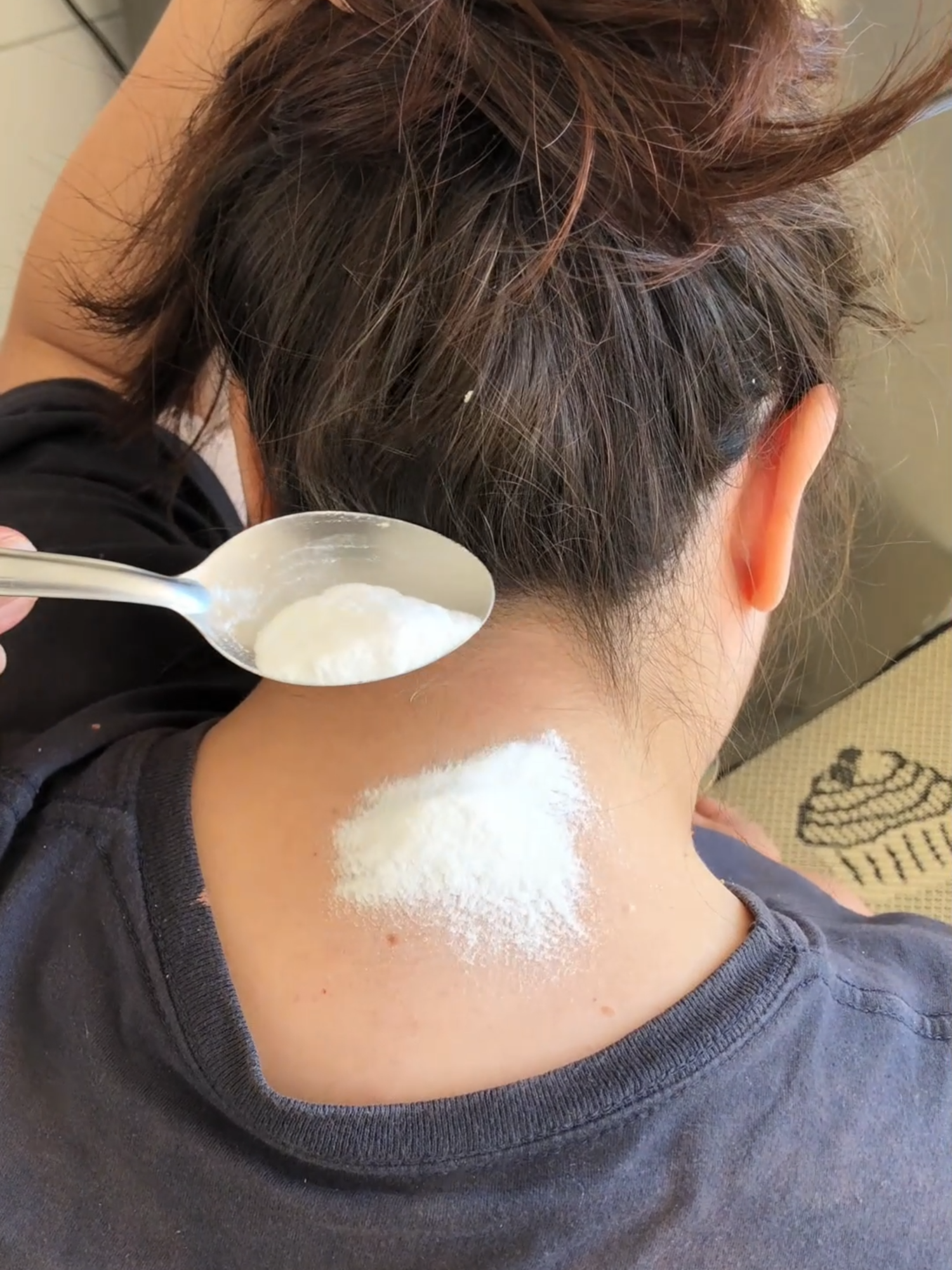Put baking soda on the back of your neck and you'll be amazed at the results! #bakingsoda #lifehacks