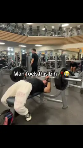 What do y’all think went thru her mind #fyp #gym #GymTok #weightlifting 