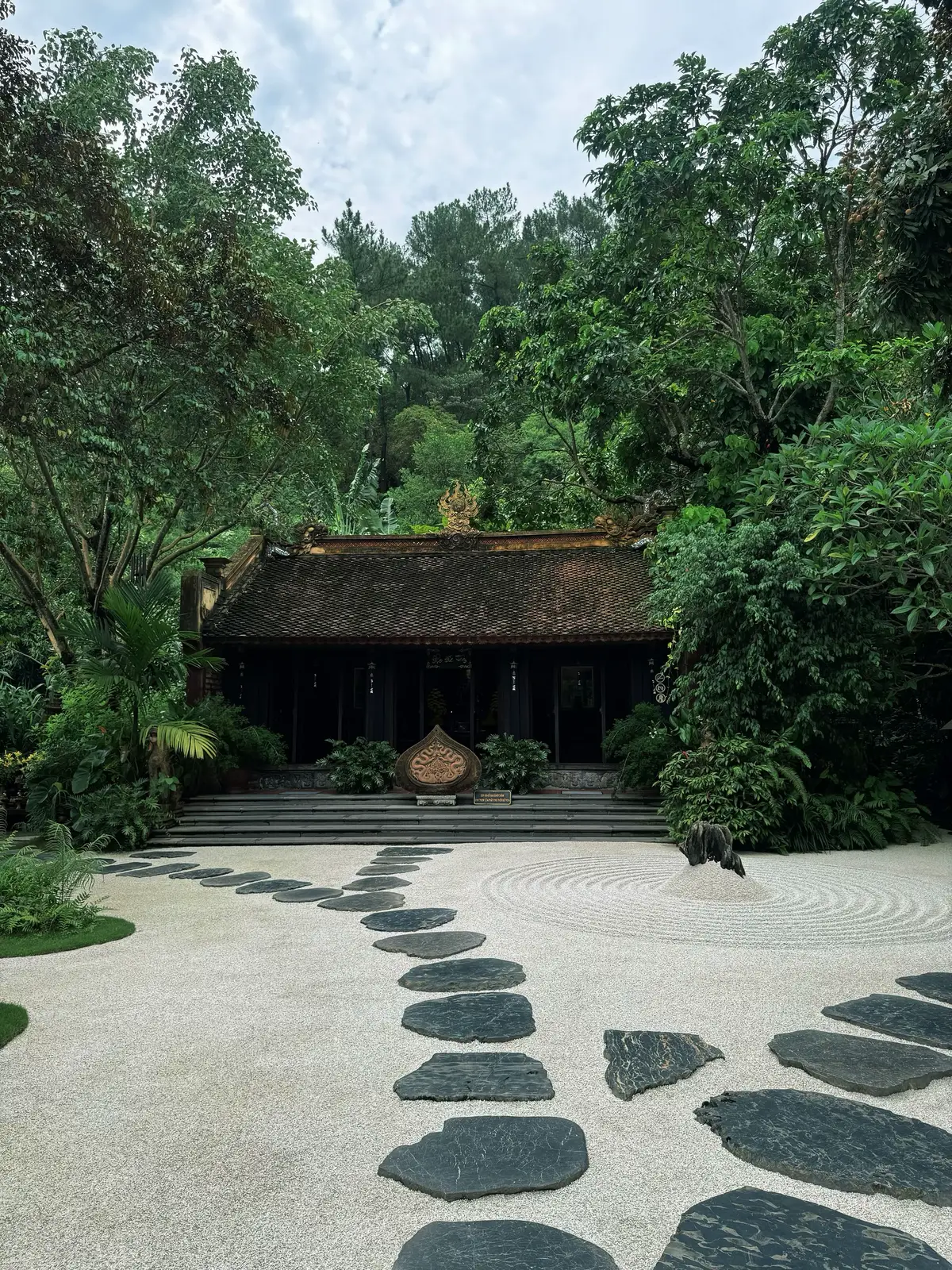 Chùa Địa Tạng Phi Lai Tự nằm ở xã Liên Sơn, huyện Kim Bảng, Hà Nam, là ngôi chùa cổ hơn 1.000 năm tuổi, gắn với nhiều truyền thuyết và được cho là nơi vua Trần Nghệ Tông từng tu hành. Chùa có không gian thanh tịnh, kiến trúc giản dị hài hòa với núi non và nổi tiếng với pho tượng Địa Tạng Vương Bồ Tát, thu hút nhiều Phật tử và du khách tìm đến để lễ bái, thiền định và chiêm ngưỡng cảnh đẹp. #địatạngphilaitự #chuadepvietnam #dulichtamlinh #pagoda #tâmlinh 