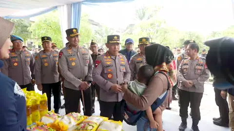 Kapolri Jenderal Polisi Drs. Listyo Sigit Prabowo, M.Si., meninjau pelaksanaan Gerakan Pangan Murah (GPM) di halaman Mapolda Banten, Selasa (12/8). Penyelenggaraan pasar murah untuk masyarakat ini sebagai bentuk dukungan Polri terhadap program pemerintah dalam menjaga stabilisasi pasokan dan harga pangan. Dalam kegiatan ini, disediakan  27 ton beras SPHP, minyak goreng dan gula yang dijual di bawah harga eceran tertinggi (HET). Hingga saat ini, Polri telah menyalurkan sekitar 2.225 ton beras SPHP dan masih tersedia 1,3 juta ton untuk didistribusikan hingga akhir tahun. Komitmen Polri Dukung Pemenuhan Gizi Nasional serta #IndonesiaMandiriPangan “Polri akan terus bersinergi dengan pemerintah daerah, Bulog, dan para ulama demi terpenuhinya kebutuhan pangan masyarakat dengan harga terjangkau,” tegas Kapolri dalam keterangannya, pada Selasa (12/8). 