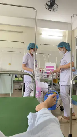 Chị yta bảo tôi thế này . Nhớ ăn uống đầy đủ vào cho mau khoẻ nhé em . Tối qua em ngũ người phát sốt chị là người đắp chăn cho em đấy . 