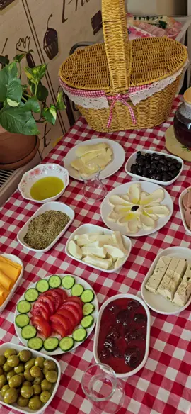 فطورنا اليوم على السريع… من حواضر البيت وبمزاج عالي 🌸يسعد صباحكن ❤️💐💐#فطور 