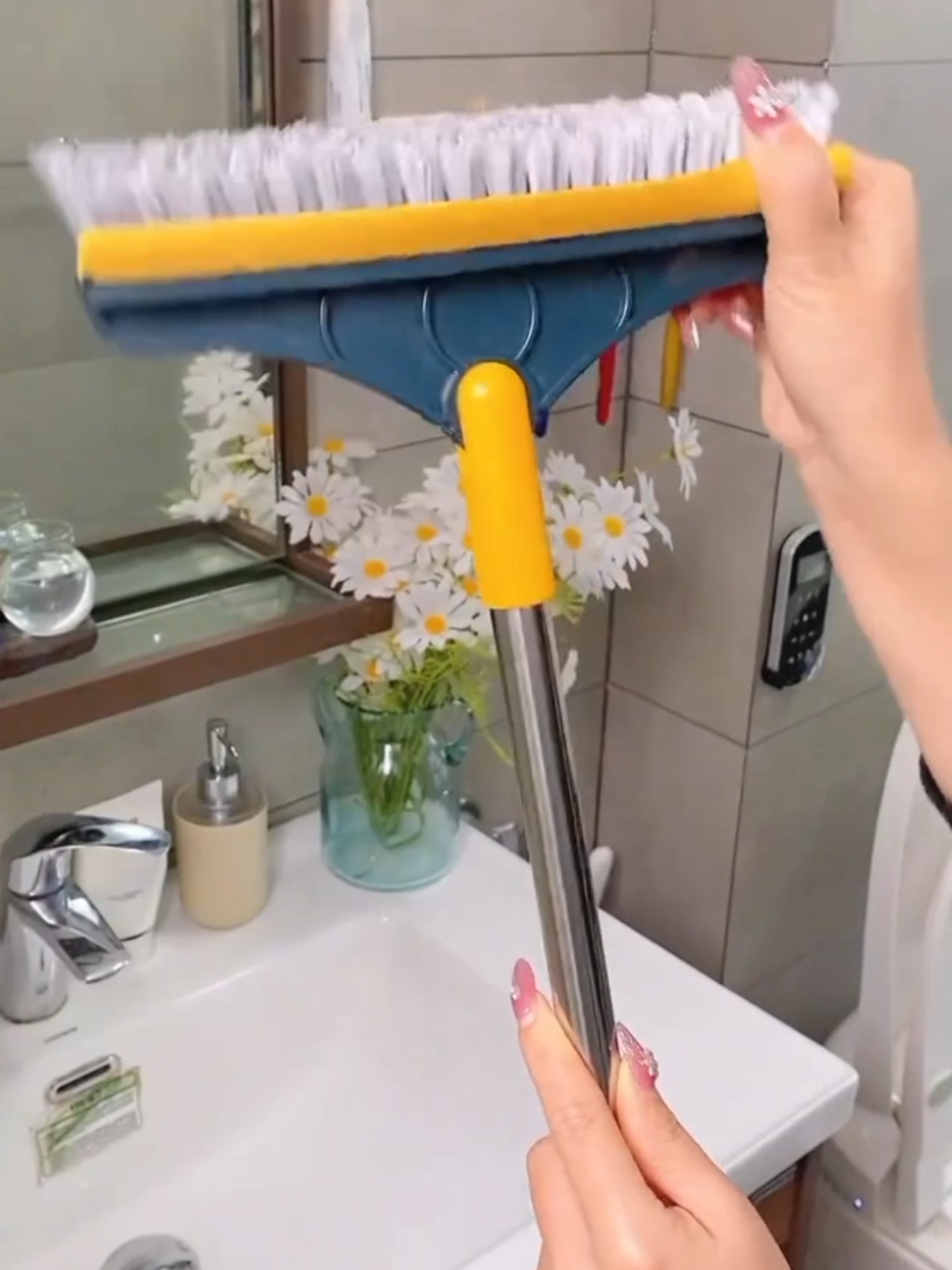 Sikat dorong kamar mandi — bersih maksimal tanpa bikin pegal! 🚿✨ Pegangan panjang & bulu sikat kuat, siap usir kerak dan kotoran membandel. #SikatDorongKamarMandi #BersihMaksimal #PembersihKerak #KamarMandiKinclong #AlatPembersihPraktis 