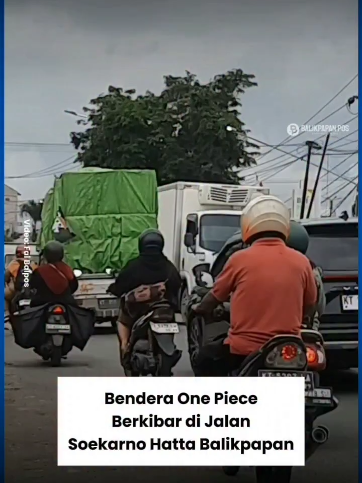 Bendera One Piece Berkibar di Jalan Soekarno Hatta Balikpapan Di Balikpapan, Selasa 12 Agustus 2025, bendera One Piece berkibar gagah di Jalan Soekarno-Hatta. Berkibarnya bendera bajak laut Jolly Roger dari serial One Piece jelang perayaan HUT ke-80 RI ini menarik perhatian warga yang melintas. Fenomena ini dinilai bukan sekadar bentuk kecintaan pada anime, melainkan ekspresi simbolik yang sarat makna. Di antaranya adalah mencerminkan semangat perjuangan, kebebasan, dan perlawanan terhadap ketidakadilan, nilai-nilai yang dirasa lebih membumi di tengah keresahan sosial dan politik saat ini. Video Fai Balpos Redaktur Yudhi Balpos Editor Fai #balikpapan #onepiece #jalansoekarnohatta #benderanime #hutri #bulanagustus #harikemerdekaan
