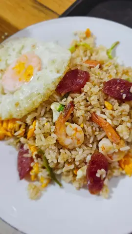 Nasi Goreng Yangzhou Resep : 2 cup nasi putih 2 btr telur ayam omega 8 pcs udang 1 btng daun bawang Saus : 1 sdm saus tiram  1 sdm kecap asin  1 sdt minyak ikan 1 sdm minyak bawang putih 1/4 sdt lada putih bubuk 1/4 sdt garam #redchefcookware  #nasigoreng #modalkontendoang #wajankeramik #foodgrade 