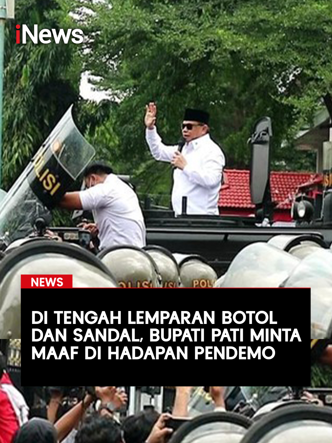 Aksi demo Bupati Pati Sudewo berlangsung ricuh. Bupati Pati Sudewo akhirnya menemui massa aksi di depan kantor Bupati Pati. Sudewo akhirnya keluar menemui massa pukul 12.16 WIB. Bupati terlihat naik ke kendaraan milik polisi. Sudewo muncul dari dalam mobil dan mengucapkan minta maaf. Dia berjanji akan bekerja lebih baik lagi. Baca selengkapnya hanya di https://www.inews.id/news #BupatiPati #iNews #DemoBupatiPati #Pati #demoPati #Ricuh