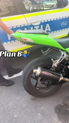 Bro chose plan B!😎 . . #police #road #moto #traffic #roadtrip @moto24.ro 