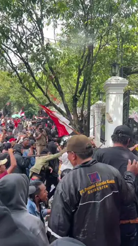 📡 Berita Nasional – Demo di Kantor Bupati Pati Ricuh, Massa Lempar Botol ke Pendopo Aksi unjuk rasa yang digelar di depan Kantor Bupati Pati, Rabu (13/8), diwarnai kericuhan. Massa dari Aliansi Masyarakat Pati Bersatu melempar botol air mineral ke arah dalam Pendopo Kabupaten Pati. Insiden terjadi saat massa mendesak Bupati Pati, Sudewo, keluar untuk menemui mereka. Warga yang berorasi di depan pendopo terus meneriakkan tuntutan agar Sudewo segera lengser dari jabatannya. Aparat keamanan yang berjaga langsung berusaha meredam situasi agar tidak terjadi bentrokan lebih lanjut. Hingga siang hari, suasana di sekitar lokasi masih ramai oleh massa yang melanjutkan aksi. #beritanasional #pati #demopati #patidemo #indonesia 