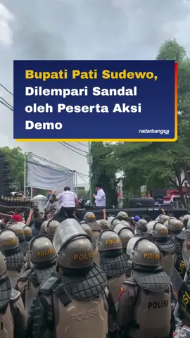 Bupati Pati Sudewo mencoba menenangkan massa aksi, langsung dihujani lemparan sendal, air mineral dari para peserta aksi. Dari video yang terekam, para ajudan Bupati langsung memasangkan tameng untuk lindungi Sudewo. Karena situasi tidak terkendali, mobil yang ditumpangi Sudewo dipaksa tarik mundur dari lokasi demo. #radarbangsacom #info #demopati #bupatipati #pati