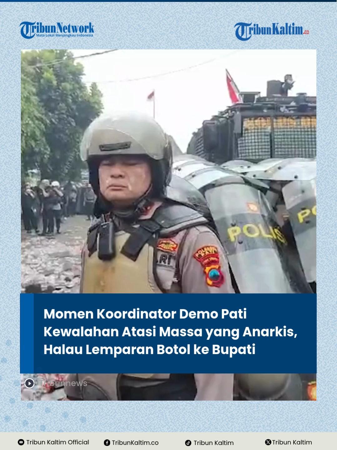 Teguh Isdiyanto, Koordinator Donasi Masyarakat Pati Bersatu, kewalahan menghentikan aksi anarkis massa demo di Kantor Bupati Pati, Rabu (13/8).  Meski memberi gestur silang dan naik ke mobil barakuda yang membawa Bupati Sudewo, massa tetap ricuh.  Koordinator aksi lain menangis, berharap dialog digelar demi hindari korban. #DemoPati #BupatiSudewo #PatiRicuh #PBBP2 #BeritaPati #AksiMassa #TribunKaltim