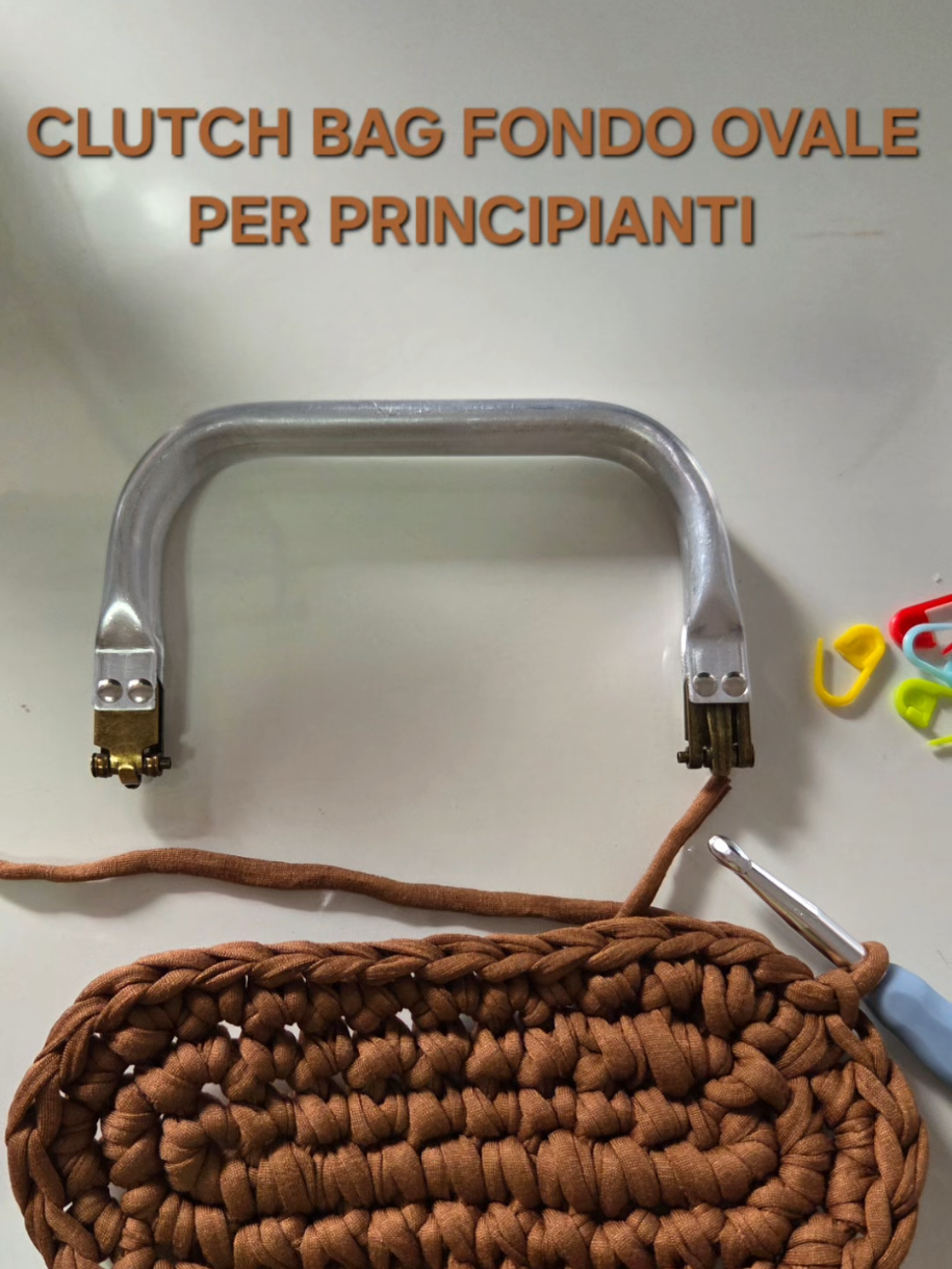 CLUTCH BAG FONDO OVALE PER PRINCIPIANTI ✨️  Ciao a tutte, ecco il video richiesto da voi, buon lavoro! #clutch #crochet #crochettutorial #tutorial #youtubetutorial 