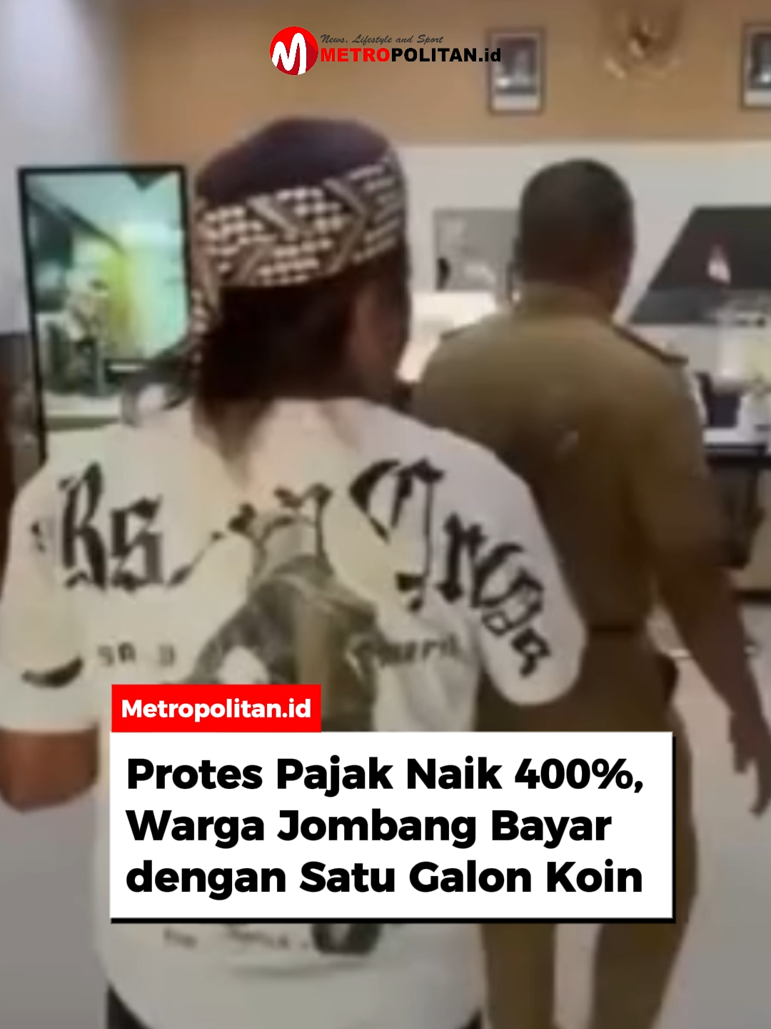 Seorang warga Jombang, Jawa Timur, melakukan aksi protes unik terhadap kenaikan Pajak Bumi dan Bangunan (PBB) yang disebut mencapai 400 persen. Sebagai bentuk perlawanan, ia membayar pajak menggunakan uang koin yang disimpan dalam satu galon air mineral besar. Koin-koin tersebut, sebagian berasal dari tabungan anaknya, dibawa ke kantor Badan Pendapatan Daerah (Bapenda) Jombang. Sesampainya di lokasi, uang itu ditumpahkan di lantai sebagai simbol kekecewaan atas kebijakan yang dinilai memberatkan. Aksi ini memicu perdebatan dengan Kepala Bapenda. Petugas mengaku keberatan menghitung koin dalam jumlah besar, mengacu pada Peraturan Bank Indonesia (PBI) No. 17/3/PBI/2015 yang memperbolehkan penolakan pembayaran koin jika jumlahnya melebihi 100 keping per nominal. Meski UU Nomor 7 Tahun 2011 menyebut uang logam rupiah adalah alat pembayaran yang sah, aturan BI membatasi jumlah koin yang wajib diterima. 🎥: lambe_turah #metropolitanid #bacametropolitanid #pbb400persen #wargajombang #satugalonkoin