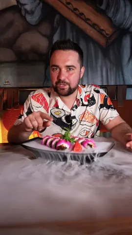 🔥 California Pink Dragon – nasza mała legenda wśród rolek! 🐉🍣 Delikatny pieczony węgorz 🐟, kremowy serek Philadelphia 🧀, świeży ogórek 🥒 i aromatyczna tykwa 🎋 – całość obłożona chrupiącym oshinko 🌸. Smak, który przeniesie Cię prosto do Japonii 🇯🇵✨ Przyjdź i spróbuj – pokochasz od pierwszego kęsa ❤️🥢 #CaliforniaPinkDragon #SushiTime #SushiLove #Foodie #SushiRoll      