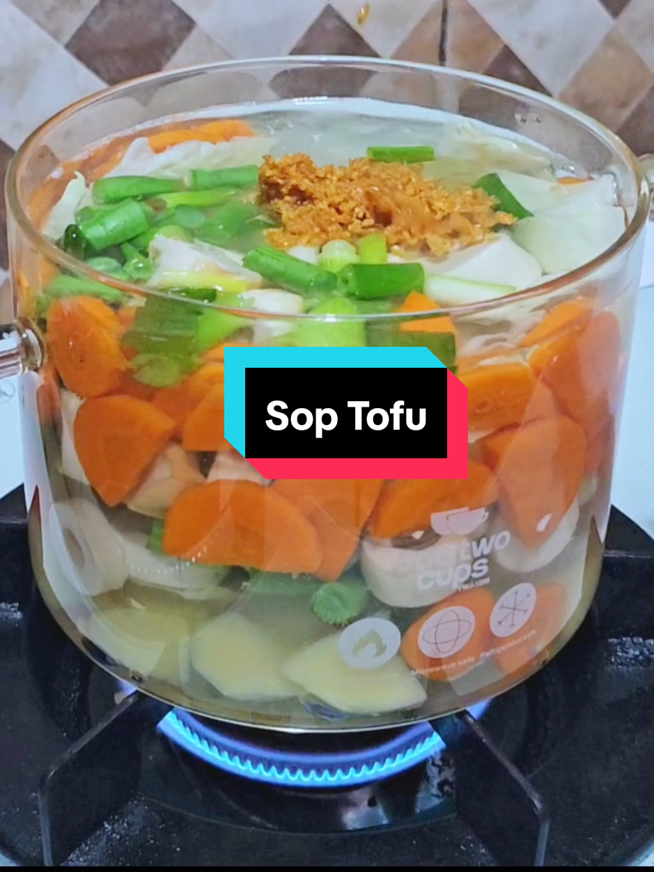 13.08.2025. Yuk Masak enak cuma dari rumah aja... kali ini aku mau buat sayur yang bikinnya satset tapi bisa di bilang comfort food. karena anak2 baru sembuh dari batuk pilek, jadi pengen makan sop yang lembut. Jadi kepikiran untuk buat Sop Tofu. Ada sayurnya juga dan tambahan tofu yang lembut dan enak. selamat mencoba - 1 bh Wortel - 1 bh Kentang - Kol secukupnya - 1 btg Bawang daun - 3 bh Buncis - 3 bh cikuwa (bisa diganti baso/sosis) - 1 bh Tofu - 1 sdm Bumbu Dasar Bawang - Garam - Kaldu Jamur - Lada Bubuk - Taburkan bawang goreng secukupnya #soptofu #masakanrumahan  #astrianilesmaya #olahantofu #tofu 