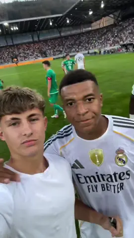 📱 Un MOMENTAZO con MBAPPÉ que guardará toda su vida. 👀 Atentos al vídeo que compartió el aficionado que entró al campo en sus redes sociales. #tiktokfootballacademy #elchiringuitotv #DeportesEnTikTok 