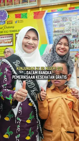 Anak adalah aset bangsa yang harus dijaga dan dilindungi. Masa depan Indonesia terletak di tangan generasi muda yang sehat, kuat, dan tumbuh dalam lingkungan yang aman dan penuh kasih sayang. Karena itu, upaya perlindungan anak bukan hanya menjadi tanggung jawab keluarga, tetapi juga seluruh elemen masyarakat dan pemerintah. Salah satu bentuk perlindungan nyata terhadap anak adalah dengan memastikan kesehatan mereka terpantau sejak dini. Melalui kegiatan cek kesehatan gratis bagi anak-anak, kita dapat mendeteksi dini berbagai masalah kesehatan, mencegah penyakit, serta memberikan edukasi kepada orang tua tentang pentingnya pola hidup sehat. Kegiatan ini bukan hanya sekadar pemeriksaan fisik, tetapi juga merupakan bagian dari komitmen kita bersama dalam mewujudkan anak-anak Indonesia yang sehat secara jasmani dan rohani. Dengan tubuh yang sehat dan lingkungan yang mendukung, anak-anak akan tumbuh menjadi pribadi yang tangguh dan mampu berkontribusi bagi bangsa. Mari kita jadikan perlindungan anak dan kesehatan anak sebagai prioritas bersama. Karena setiap anak berhak tumbuh dengan bahagia, aman, dan sehat. Kunjungan ke SD Negeri 032 dalam rangka Pemeriksaan kesehatan Gratis. Selasa, 13 Agustus 2025 #katerinasusanti  #bundahumbleinhil #bundapaud #viral #fyp 