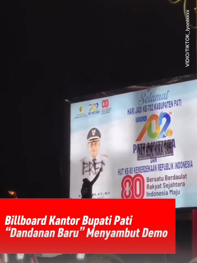 Billboard Kantor Bupati Pati “Dandanan Baru” Menyambut Demo Sehari sebelum demo, billboard di dekat Kantor Bupati Pati mendapat coretan ala seniman jalanan. Salah satu masyarakat melakukan tindakan vandalisme dengan mencoret billboard, entah ini bentuk seni, protes, atau sekadar iseng. #Pati #Vandalisme #Billboard #Demo #iNews 