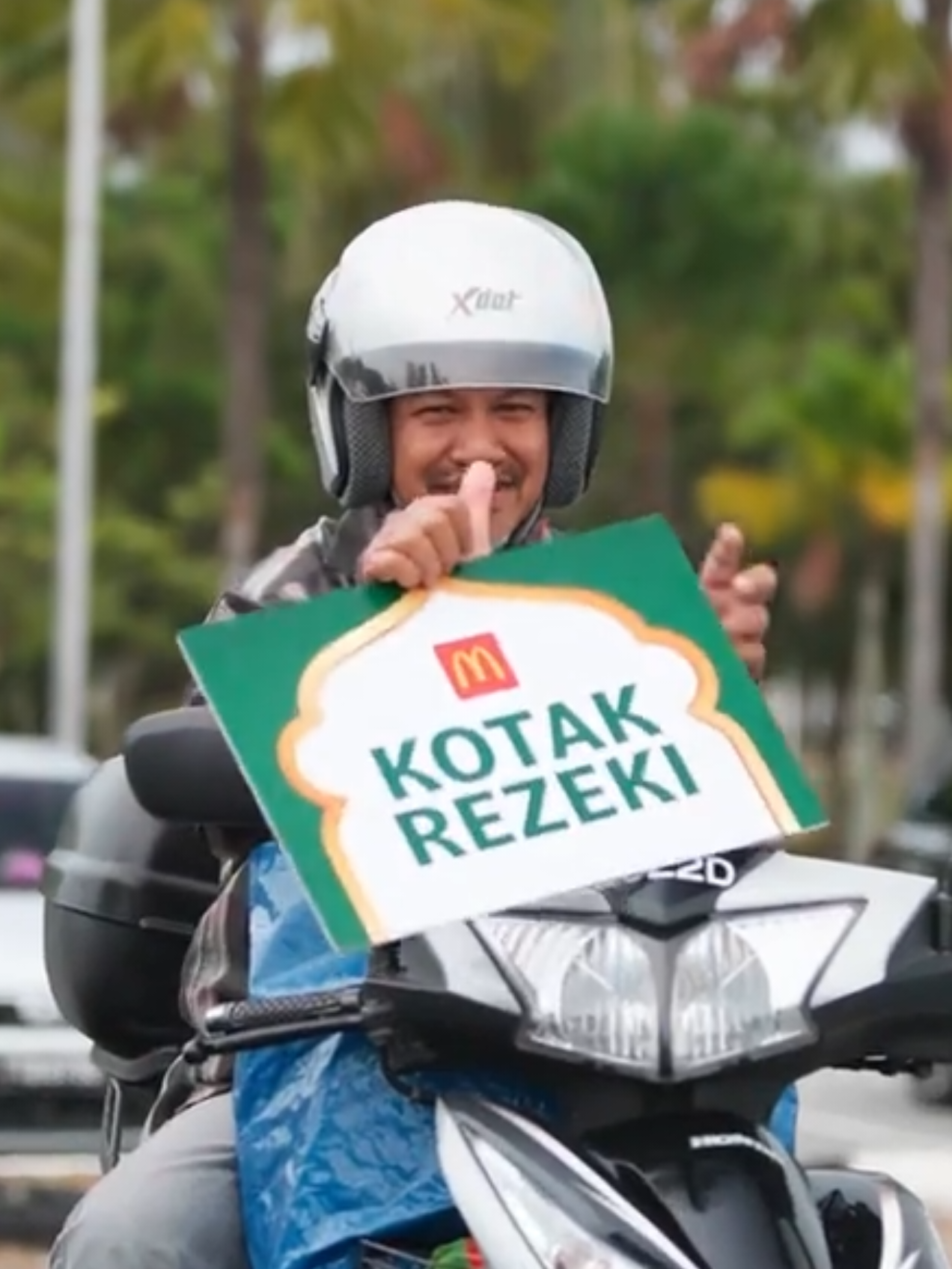 Terima kasih komuniti Terengganu kerana menjayakan Majlis Terbuka sempena Penyerahan Zakat Korporat 2025 di McD Batu Buruk 👏🏽 Majlis yang disempurnakan oleh Mufti Negeri Terengganu, Sahibus Samahah Dato’ Dr Haji Mohamad Sabri Bin Haron, menyaksikan McDonald’s Malaysia menyumbang zakat bernilai RM100,000 kepada MAIDAM.  Semoga usaha kami dapat membantu meringankan beban golongan asnaf di negeri Terengganu ❤️ Jumpa anda di McD Seksyen 3, Shah Alam pada Jumaat, 15 Ogos untuk majlis seterusnya!