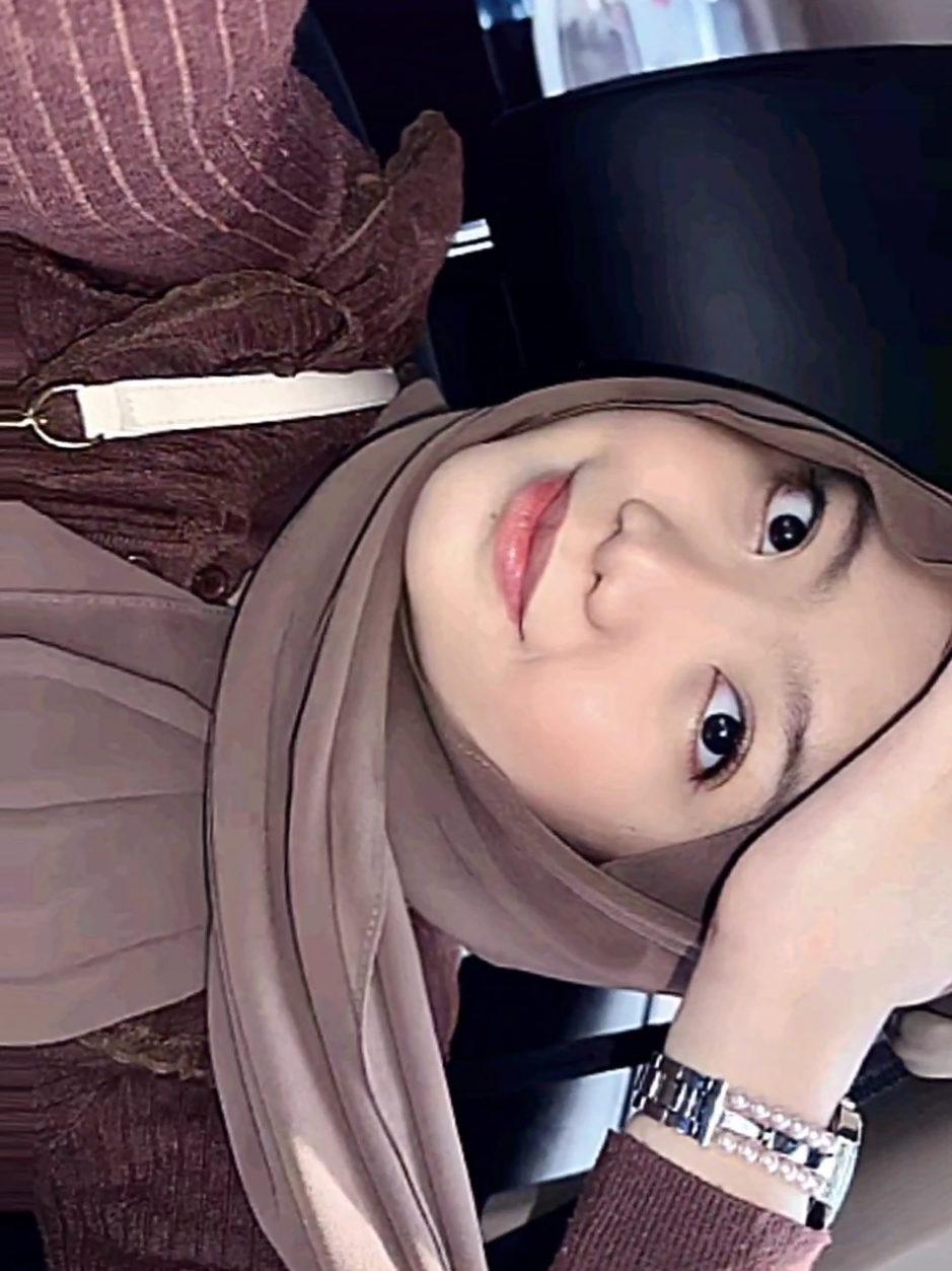 halo sobu menyala! kenalin kak Nadia Clorinda, FH '23 @nadiaaclo 🙌 tag ur friend's buat mimin post biar menyala🔥🤙 #sobumenyala #unilagirls #unilaboys #unilacantik #unilaganteng 
