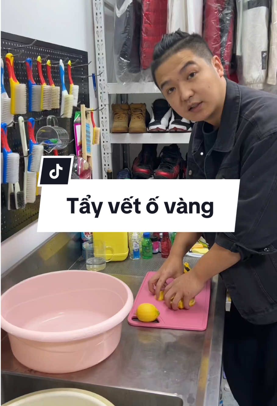 Hãy thử tẩy trắng quần áo ngả màu của bạn bằng phương pháp này #lifetips #dailytips #vesinhquanao #taphoadaudau 