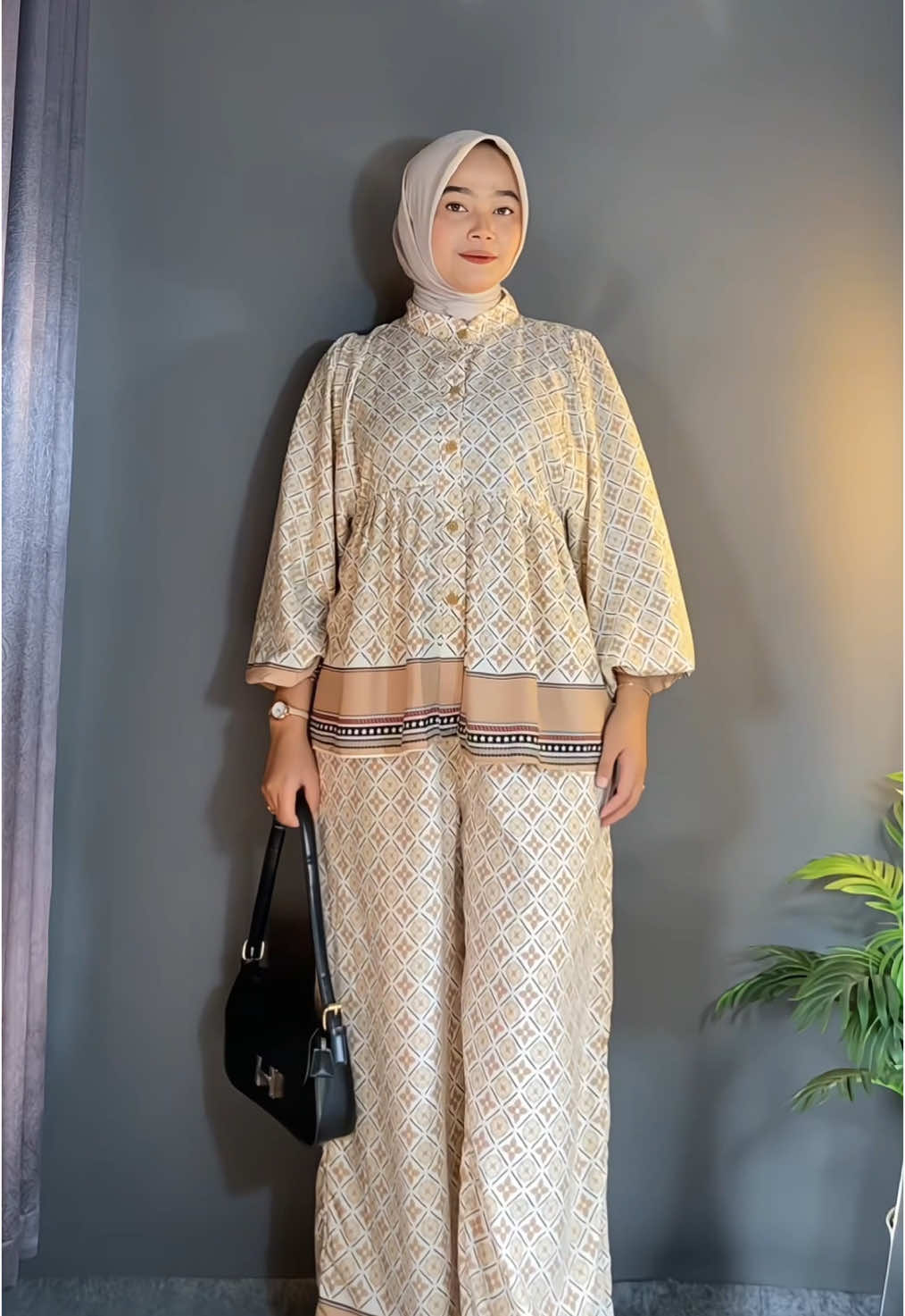 suka banget setelannya aaaa gemoyyy #setelan #setelanlenganbalon #setelanrayon #biancaset #setelanlucu #setelankulot #setelanmotif #setelanwanita #setelanmurah #setelanjumbo #setelanviral 