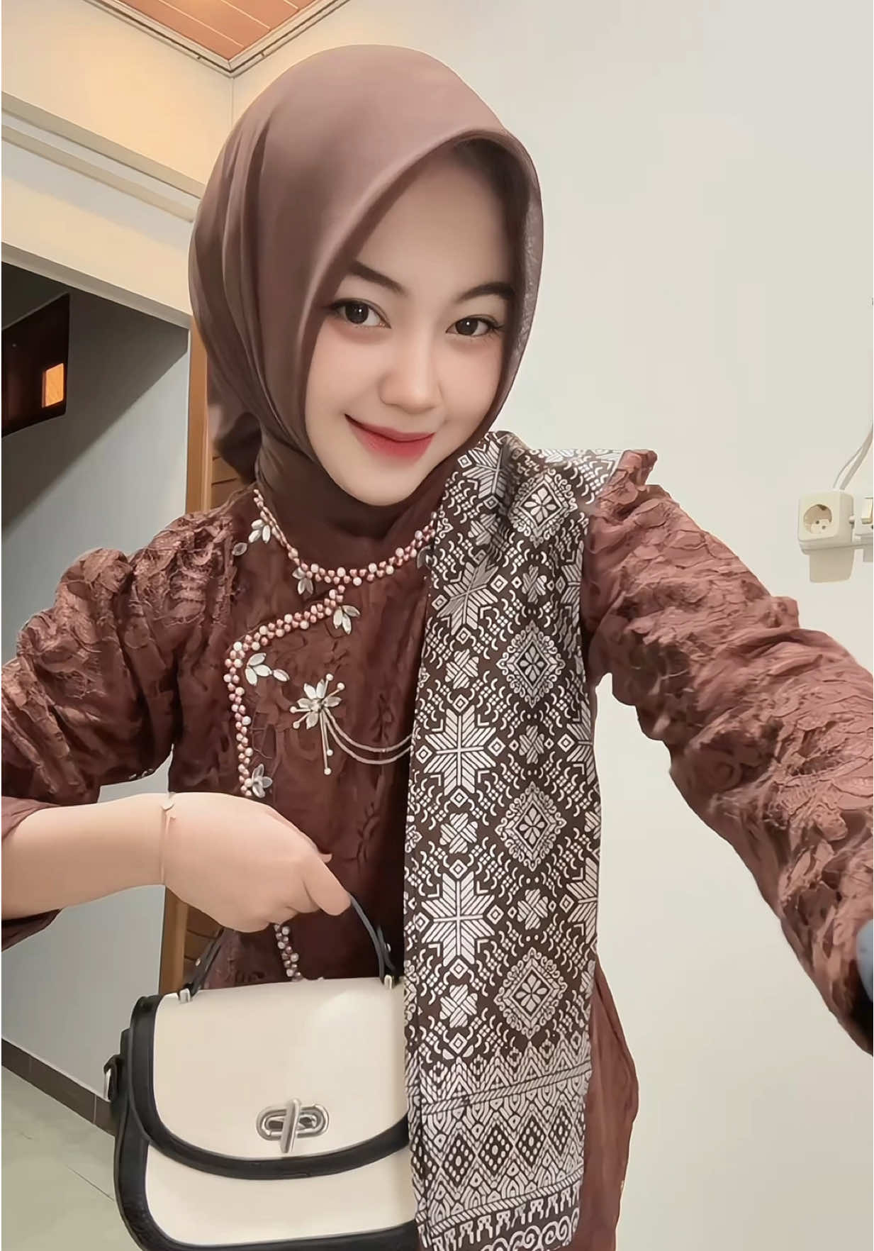 🤎 @NAYANIKA BATIK  #ootdhijab #ootdfashion #kebaya 