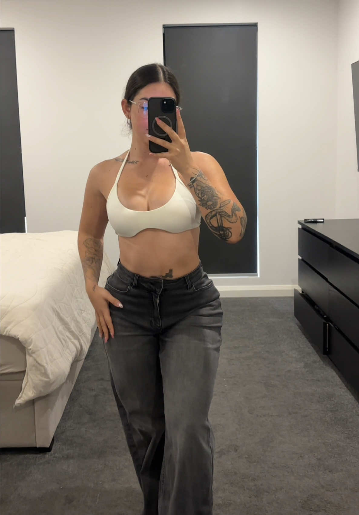 waist gap? we don’t know her. @Kaialani Gribble•ONLINE COACH wears Baggy in Grey 🩶  #fitjeans #jeansforgymgirls #summeroutfit #summerinspo #jeansforcurvygirls 