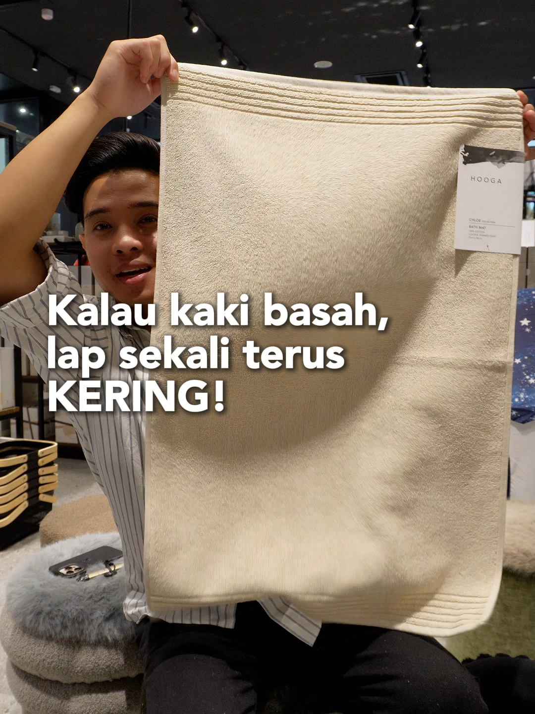 Bath mat tebal HOOGA ni memang lain macam 😍 Lepas mandi, pijak sekali je terus kering  Dibuat dari kain tebal & gebu yang serap air dengan pantas, sesuai untuk bilik air, dapur, atau pintu masuk rumah. Check beg kuning untuk grab bath mat serap air cepat ni sebelum sold out! #bathmat #bathmattebal #bathmatserapair #bathmatgebu #bathroomdecor #hoogamy #homedecorideas #bilikairstylish #bathroommakeover #bathroominspo