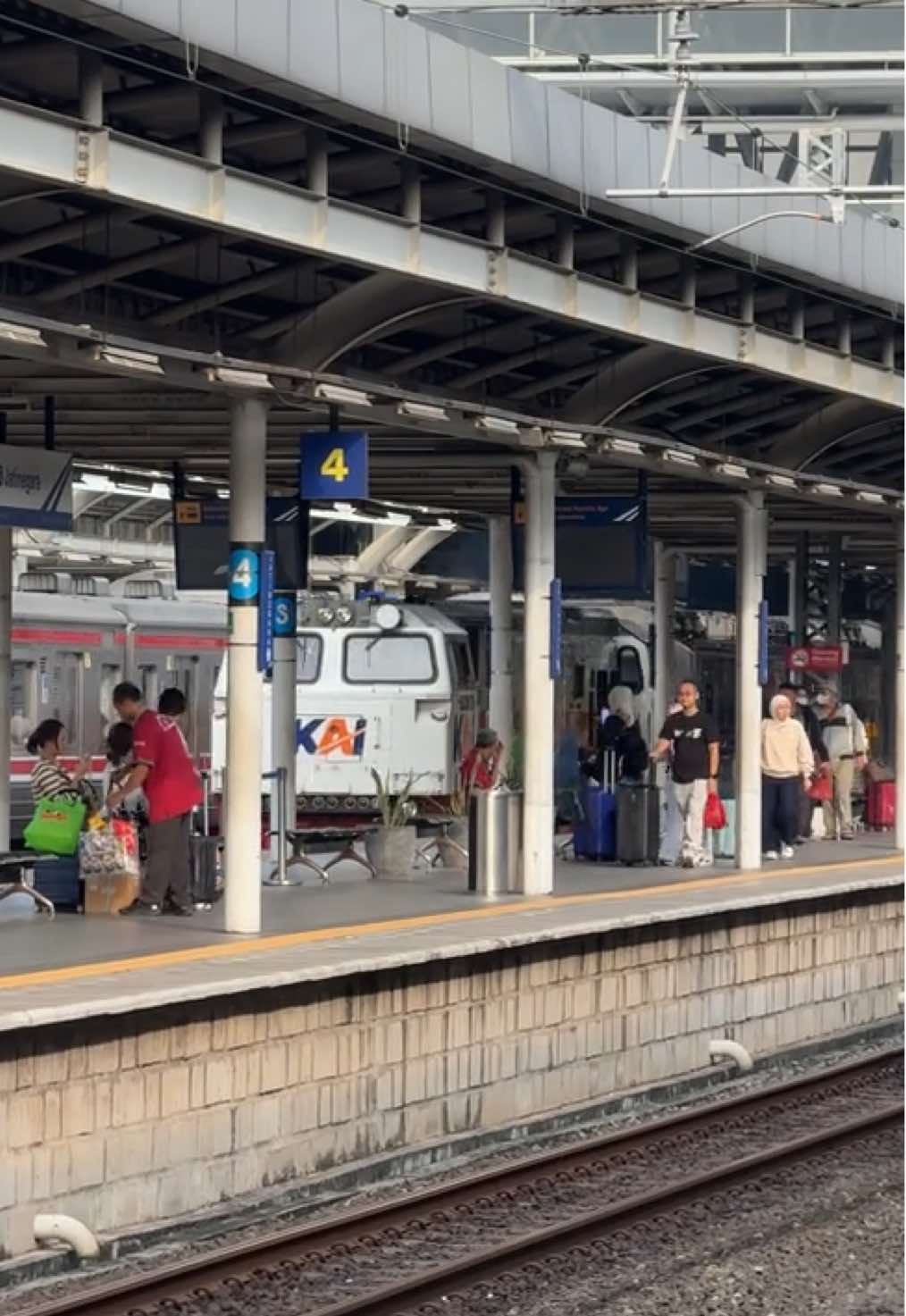 Pesona anak emas 😎 melaju dan bergoyang. Kereta api Taksaka berjalan langsung di stasiun Jatinegara menuju stasiun Yogyakarta. Dapat sapaan dari masinis. #keretaapi #kai121 #masinis #lokomotif #stasiun 