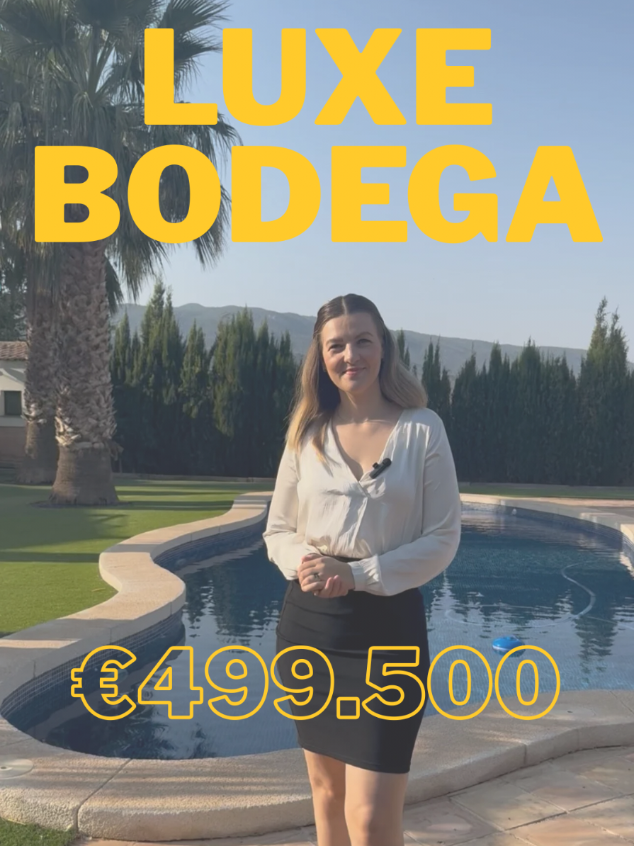 🎥 Uniek wijnlandgoed met B&B-mogelijkheid – Yecla / Pinoso Ooit een oude bodega, nu een prachtig gerenoveerd landhuis van 478 m² op bijna 3.000 m² grond. Met 4 slaapkamers, 6 badkamers, luxe keuken, groot zwembad, zomerkeuken en volop ruimte voor gasten. Perfect als privéwoning, Bed & Breakfast of casa rural. Gelegen in de bekende wijnstreek, dicht bij voorzieningen, stranden en de luchthaven van Alicante. 💰 Prijs: €499.500 📍 Locatie: Yecla, op 15 min. van Pinoso 📞 Meer info of bezichtigen? sales@ikzoekeenhuisinspanje.nl | +34 692 583 870 🔗 Link naar volledige woninginformatie in bio #huisinspanje #b&bspanje #pinoso #yecla #landgoed 