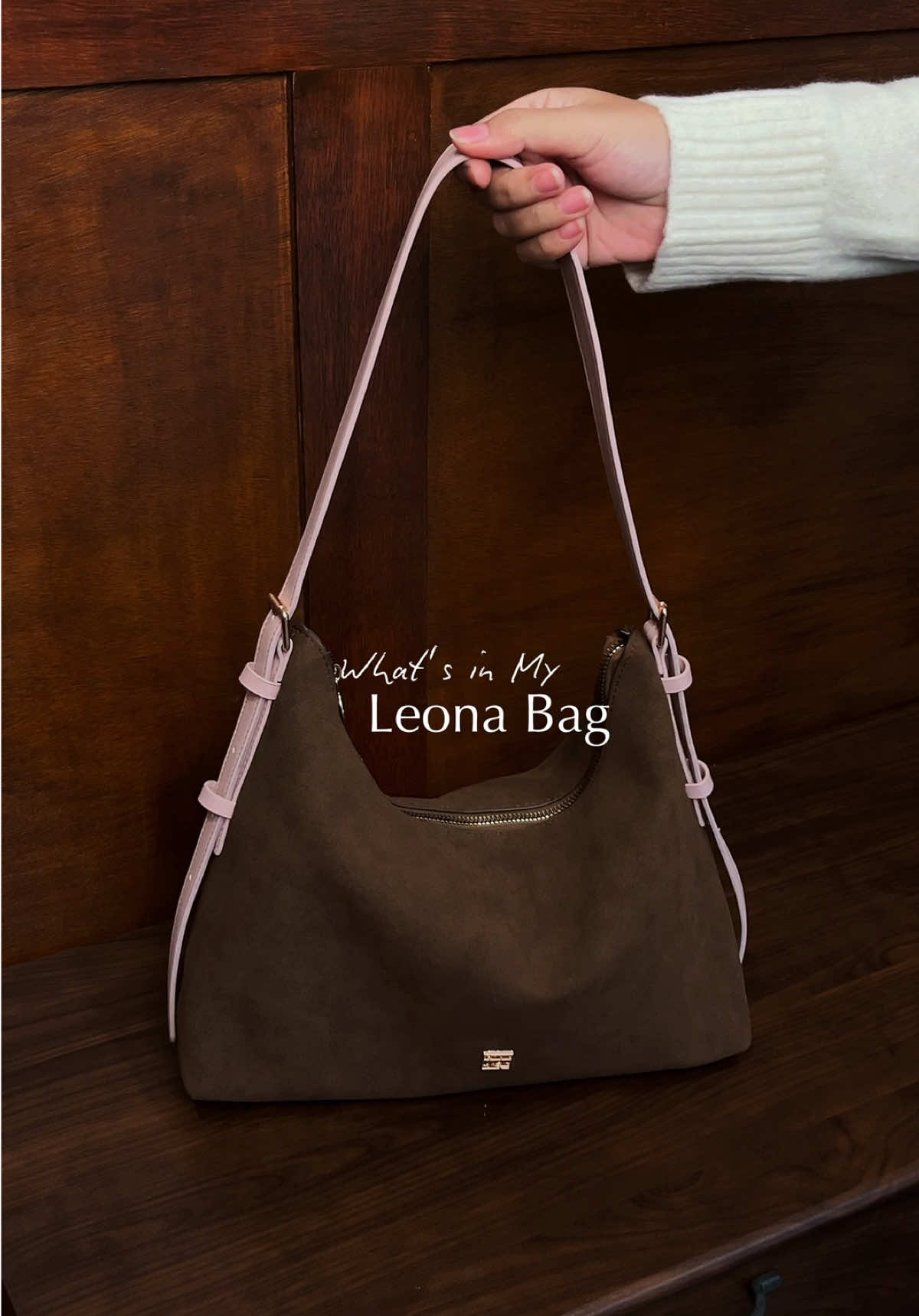 Surprisingly… a lot. Leona kelihatan compact, tapi muat semua barang wajib cewek-cewek sibuk🙂‍↔️✨ Dari dompet, pouch, parfum, sampai buku notes — semua masuk! Ipad atau Tab muat maks 11 inch yahh✨ #LeonaBagFlicka 