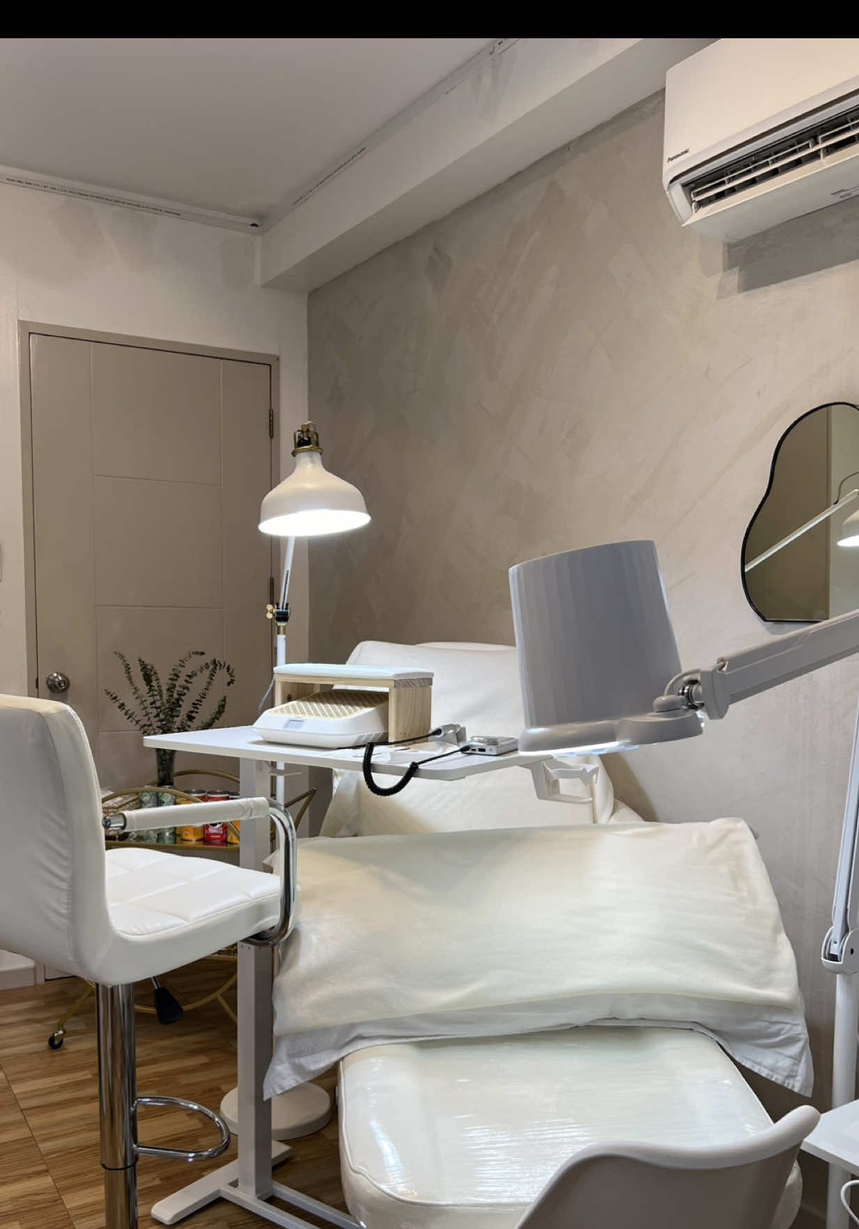 Clean nails, cleaner air. ✨💨 Another investment for THE BERNAILS STUDIO. A high-powered dust collector keeps every Russian Manicure session mess-free, so you can breathe easy and just enjoy the glow-up. #thebernailsstudio #russianmanicure #russianmanicureph #nailstudio #qcnails #quezoncityrussianmanicure #nailtechjourney #nailtechph #healthynails  #russianpedicure #russianpedicureph #qcnails 