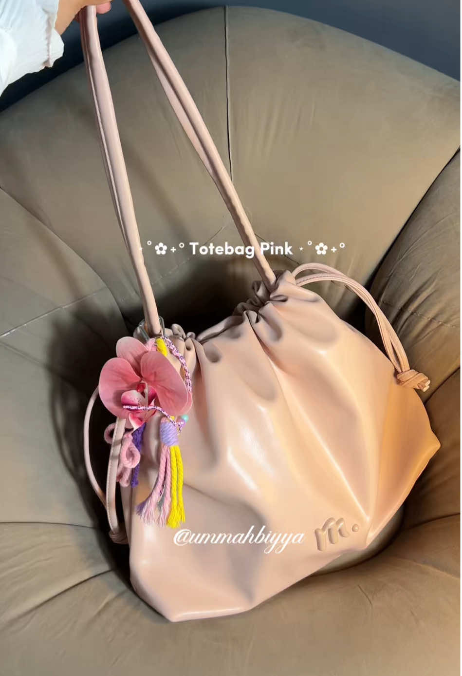 Ini bag terlucuuuuu yg aku punyaa! Isinya kaya tas doraemon cuu bangett! Ada di keranjang cek deh!🥹🤍💝 #totebagkuliah #totebagkerja #tasserut #taswanita #mossdoom 