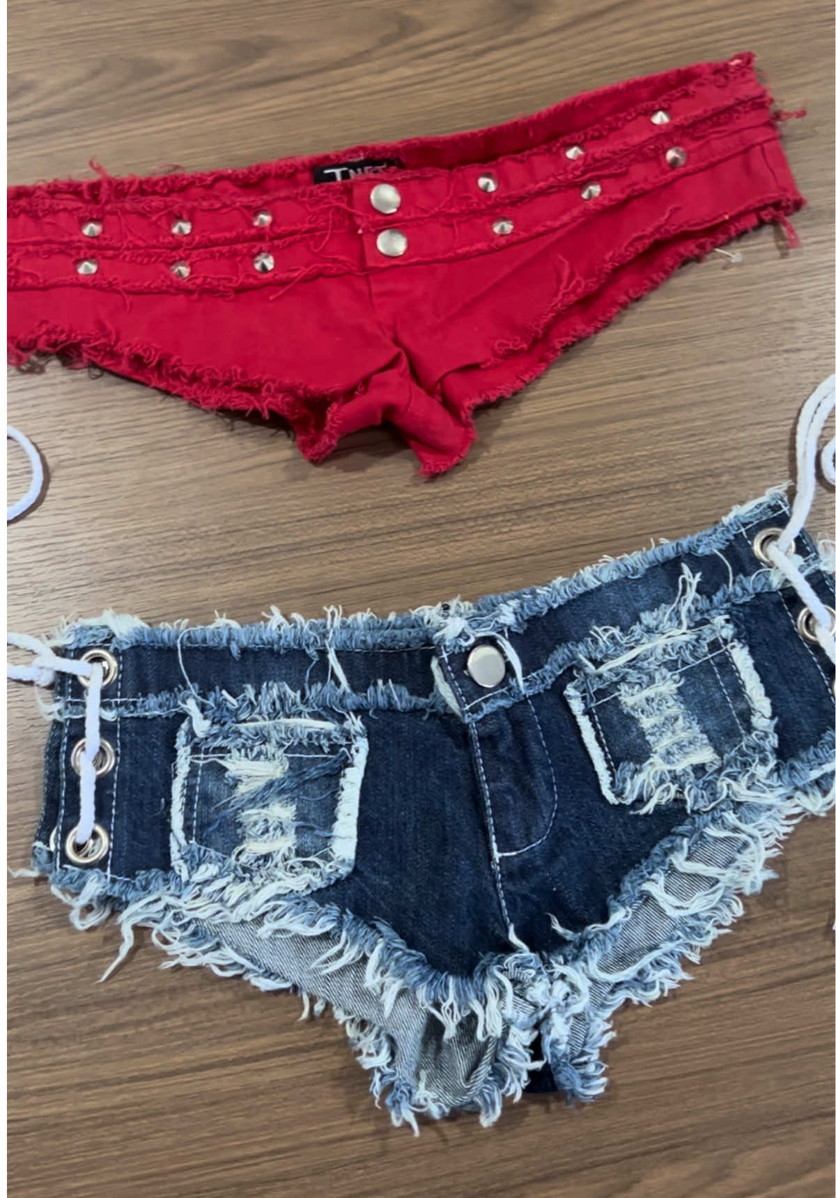 💋The mini pants someone has been dreaming of 🙀 #outfitinspo #fashioninspo #y2kthailand #y2k #foryou #fyp #2000s ##90sfashion##thrifthaul